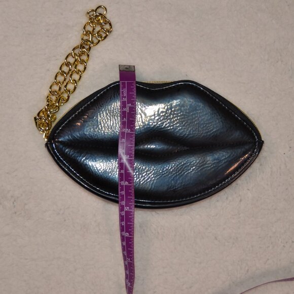 Betsey Johnson black lips wristlet, shiny black vegan leather with gold chain - Picture 11 of 12